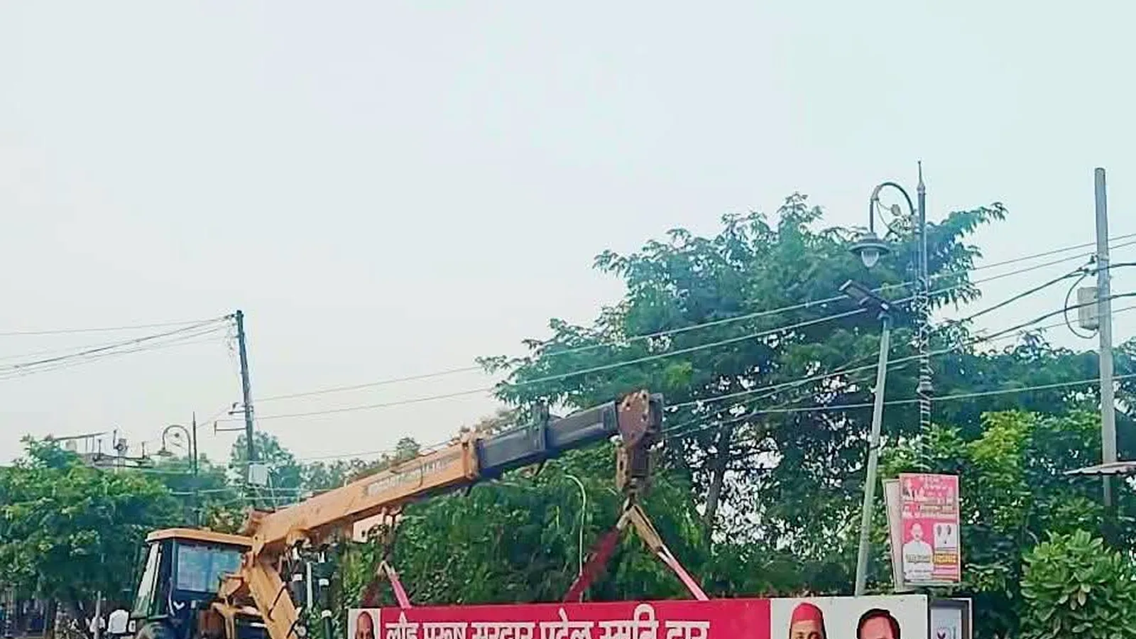 प्रतापगढ़ में विधायक निधि से स्मृति द्वार पर विवाद, पुलिस ने काम रुकवाया