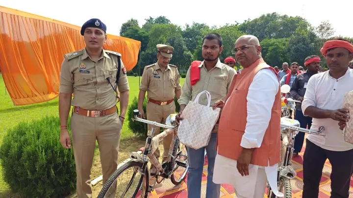 Pratapgarh Police Give Bicycles, Essential Kits to 1,525 Village Watchmen