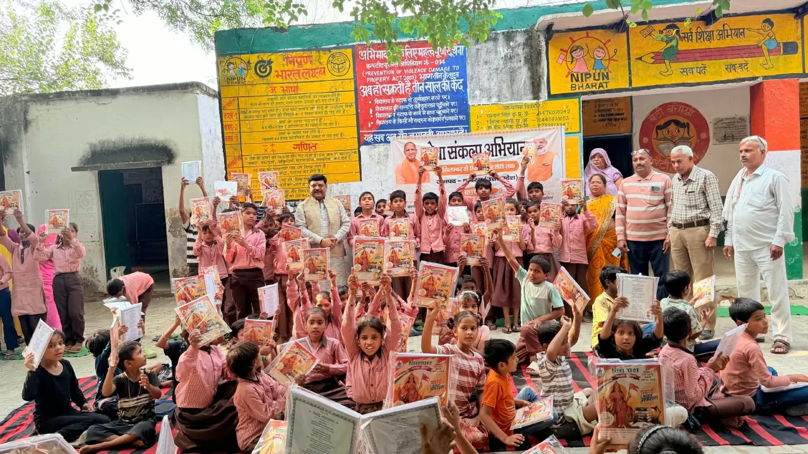 हाथरस के ग्रामीण स्कूलों में पूर्व पालिकाध्यक्ष ने बांटी शैक्षिक सामग्री