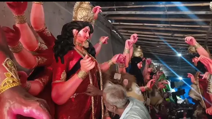 Nine Bengal Artists Craft Durga Idols Up to 13 Feet in Pratapgarh