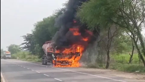 रायबरेली में कंटेनर ट्रक में लगी भीषण आग, चालक-क्लीनर ने बचाई जान