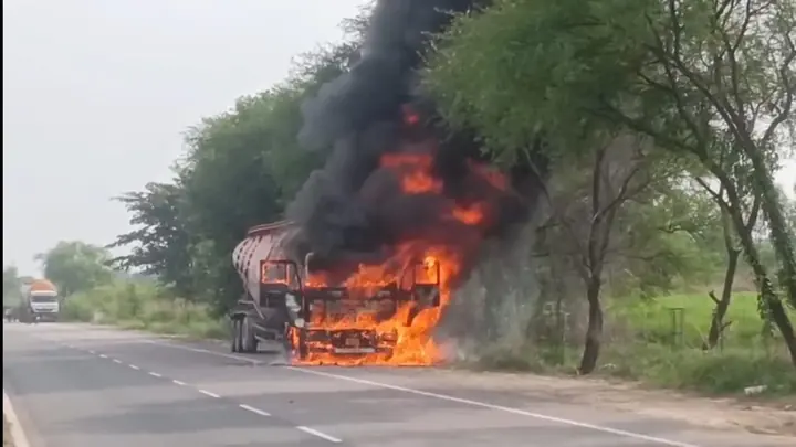 रायबरेली में कंटेनर ट्रक में लगी भीषण आग, चालक-क्लीनर ने बचाई जान
