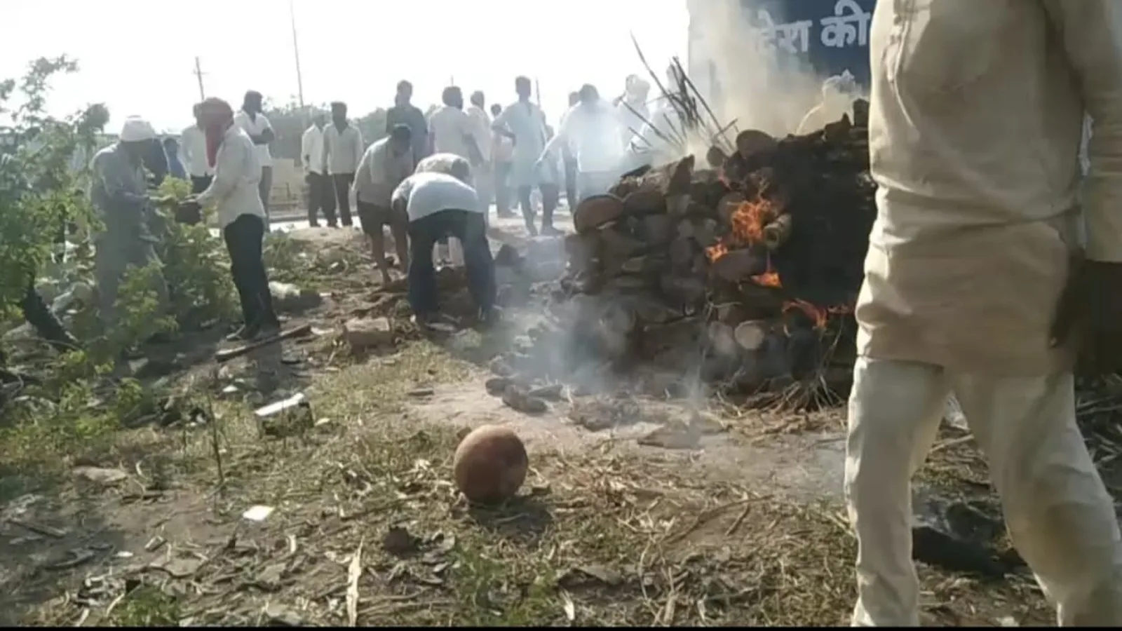 Dompura Family Performs Last Rites In Open Space Over Lack Of Cremation Ground