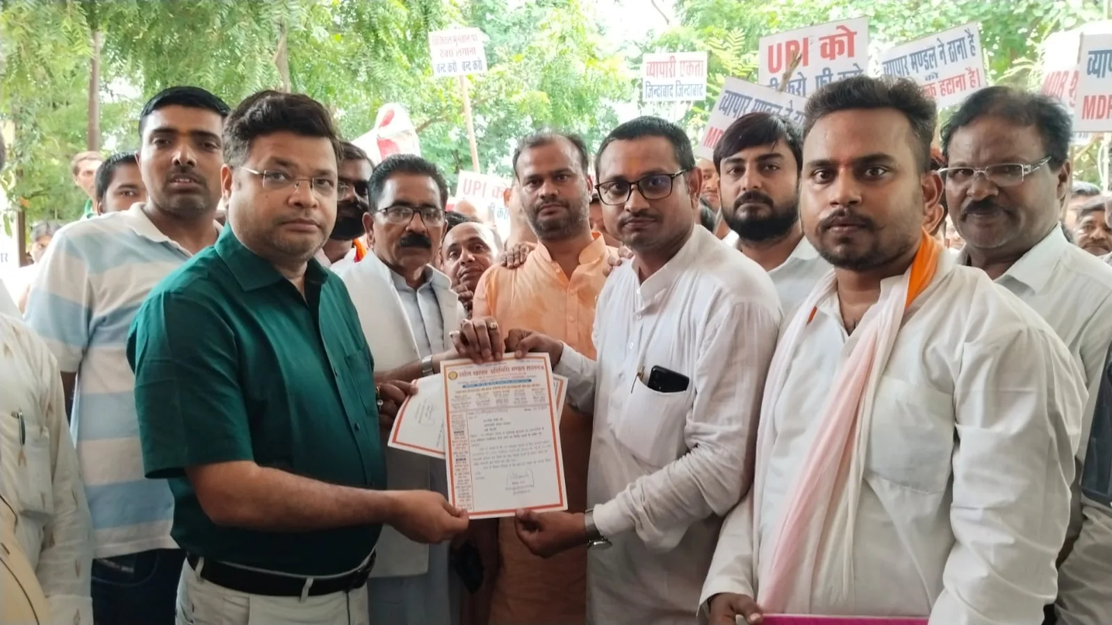 Lalganj Traders Protest Proposed UPI MDR Charge, Submit Memorandum