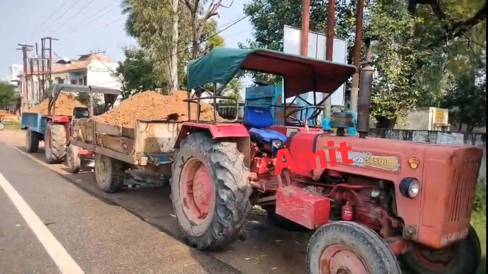 मुजफ्फरनगर में कथित अवैध मिट्टी खन पर कार्रवाई, ट्रैक्टर-ट्रॉली जब्त