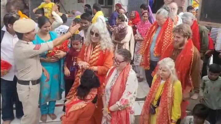 अमेरिकी श्रद्धालुओं ने नैना देवी मंदिर में पूजा के बाद किया भंगड़ा
