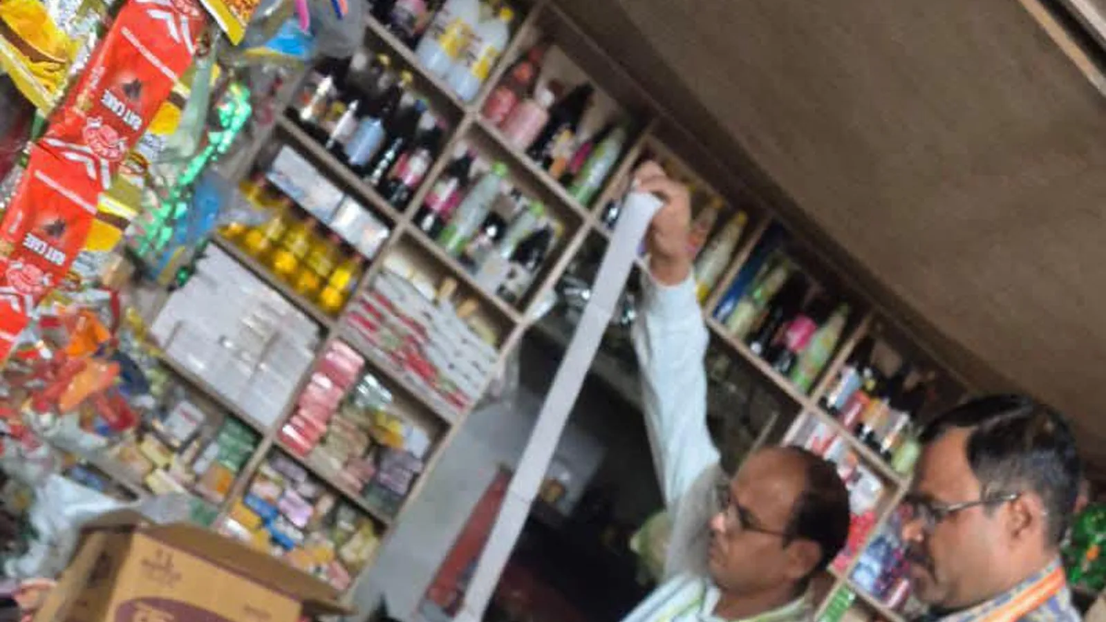 नवरात्र को लेकर बहराइच में खाद्य विभाग की छापेमारी, आटे-घी के नमूने लिए