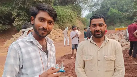 ट्रक के नीचे दबे श्रद्धालुओं को बचाने खदान की मशीनें पहुंचीं