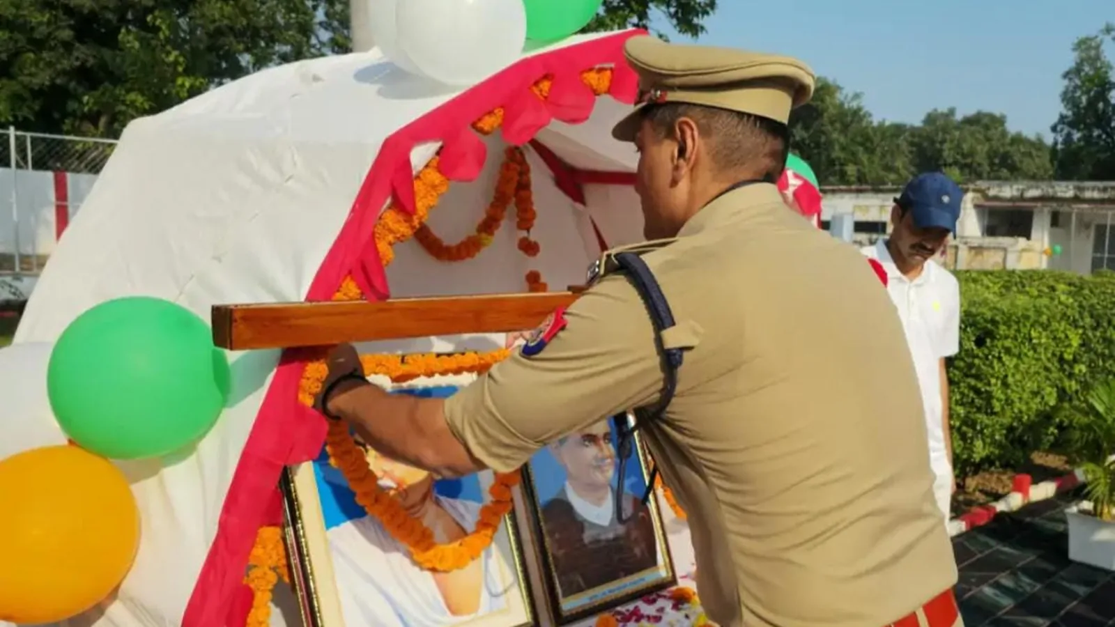 प्रतापगढ़ में गांधी-शास्त्री जयंती पर पुलिसकर्मियों ने ली जनसेवा की शपथ