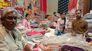 करवा चौथ पर रायबरेली के बाजारों में खरीदारी को उमड़ी भीड़