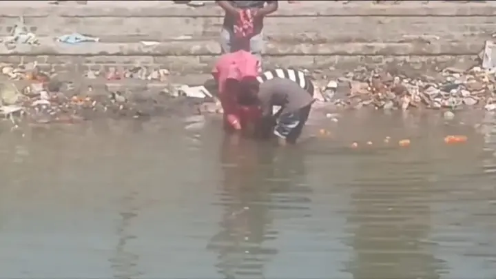 हाथरस में विजयदशमी पर नम आंखों से हुआ मां दुर्गा प्रतिमाओं का विसर्जन