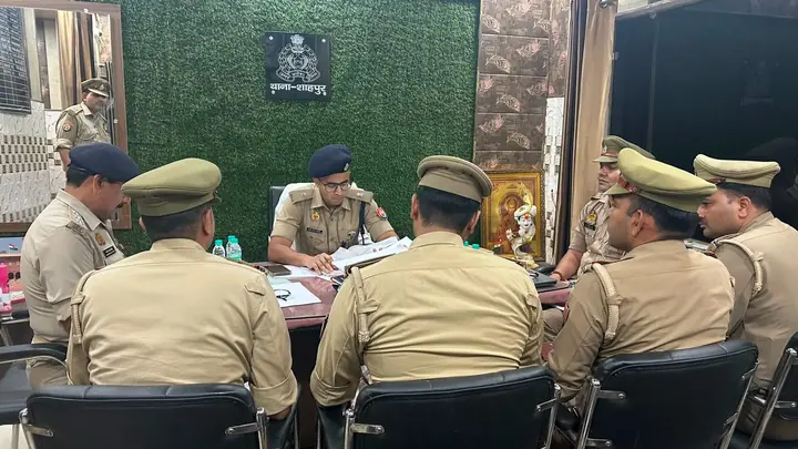मुज़फ्फरनगर में एसपी देहात ने लंबित मामलों और गिरफ्तारियों की समीक्षा की