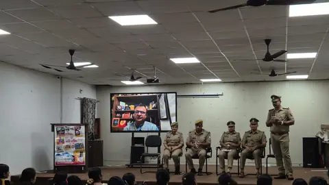 मुजफ्फरनगर में मिशन शक्ति टीम ने छात्रों को साइबर सुरक्षा समझाई