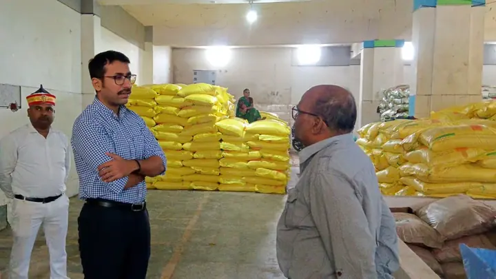 Amethi DM Orders Show-Cause Notices Over Fertiliser Distribution Chaos