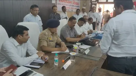 Hathras Commissioner Hears 133 Applications, 12 Resolved On The Spot