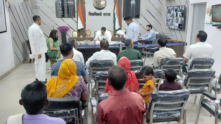 हाथरस डीएम का सख्त निर्देश, रोज 10 से 12 बजे तक सुनें शिकायतें