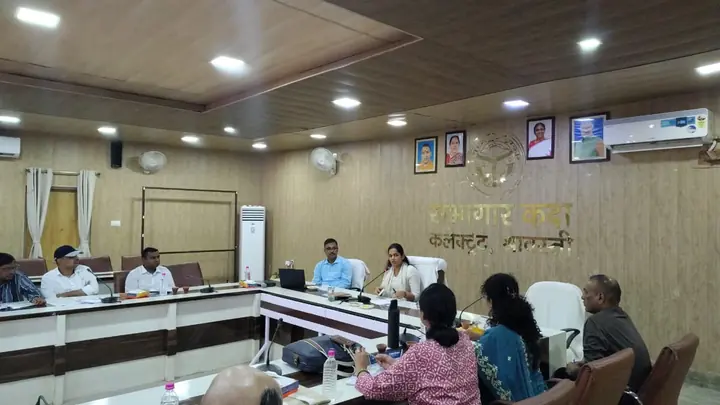 Shravasti DM Reviews Campaign Screening Women Before Pregnancy Across Five Panchayats