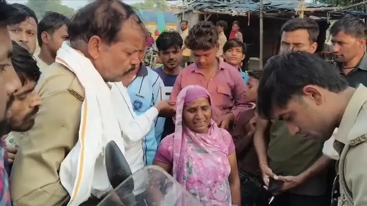 Woman's earrings allegedly snatched by unidentified people at Hathras market