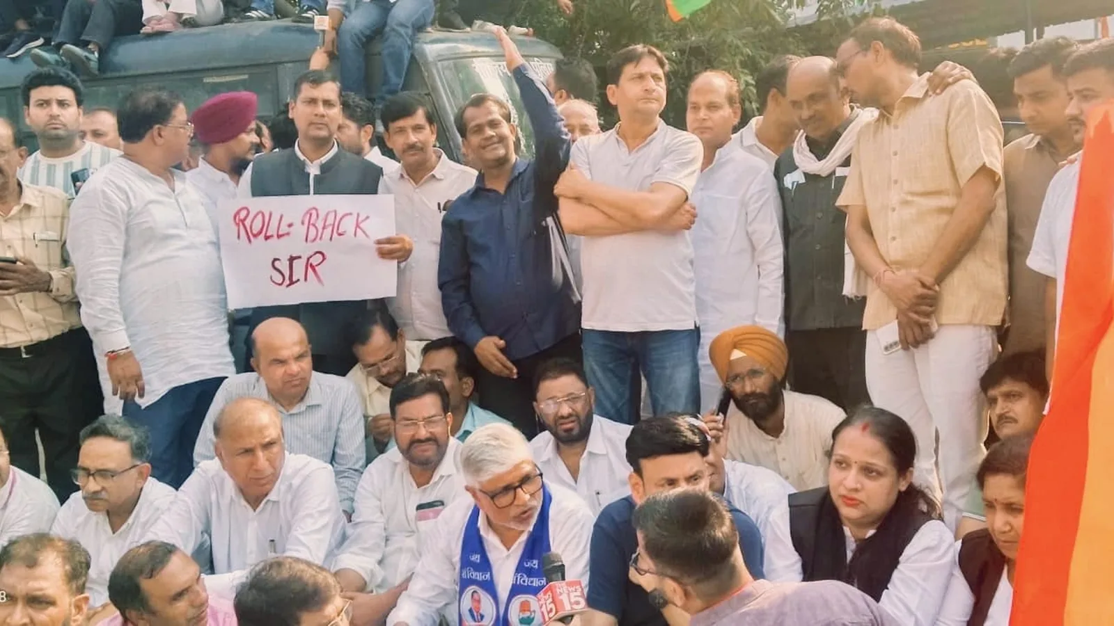 कथित वोट चोरी के विरोध में दिल्ली पहुंचे हाथरस के सैकड़ों कांग्रेसी कार्यकर्ता