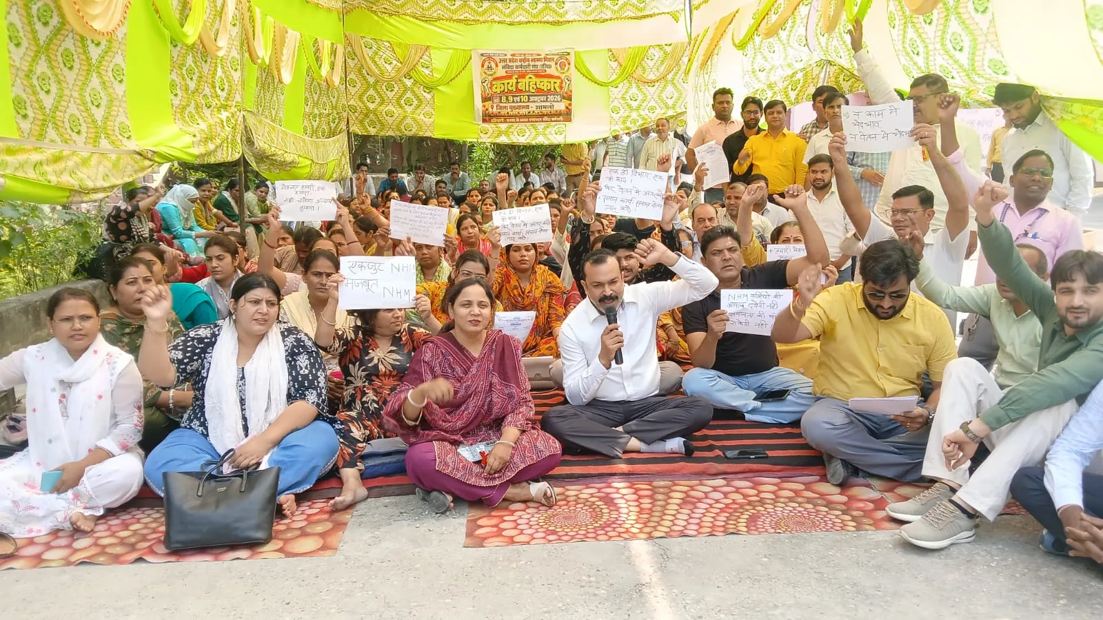 शामली में एनएचएम संविदा कर्मचारियों ने किया काम का बहिष्कार, धरना