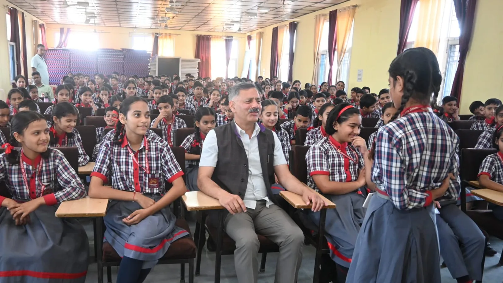 मंत्री राजेश धर्माणी ने छात्रों से किया संवाद, बांटी स्पोर्ट्स किट