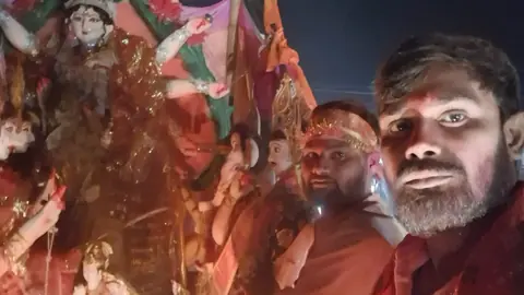श्रावस्ती में गाजे-बाजे के साथ देर रात मां दुर्गा की प्रतिमाओं का विसर्जन