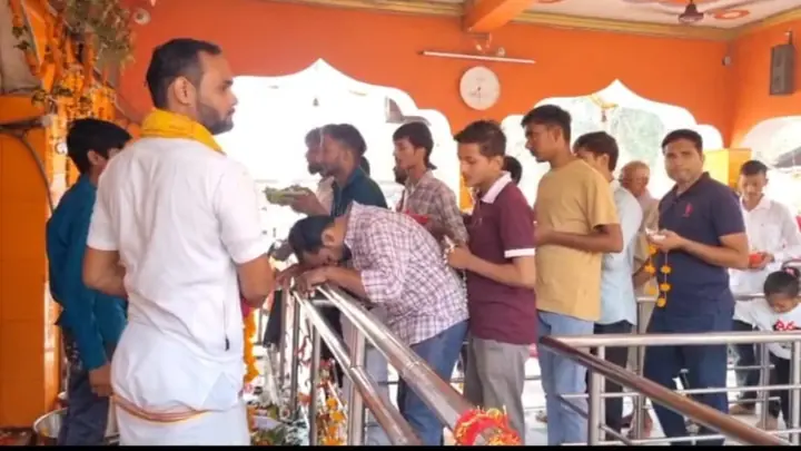 Amethi Temples See Long Queues as Devotees Offer Maa Mahagauri Prayers
