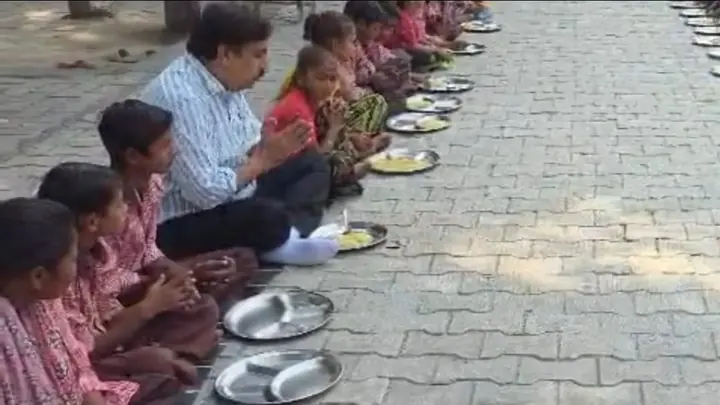 हाथरस के स्कूल में बच्चों संग बैठे एसडीएम, एमडीएम का खाना चखा