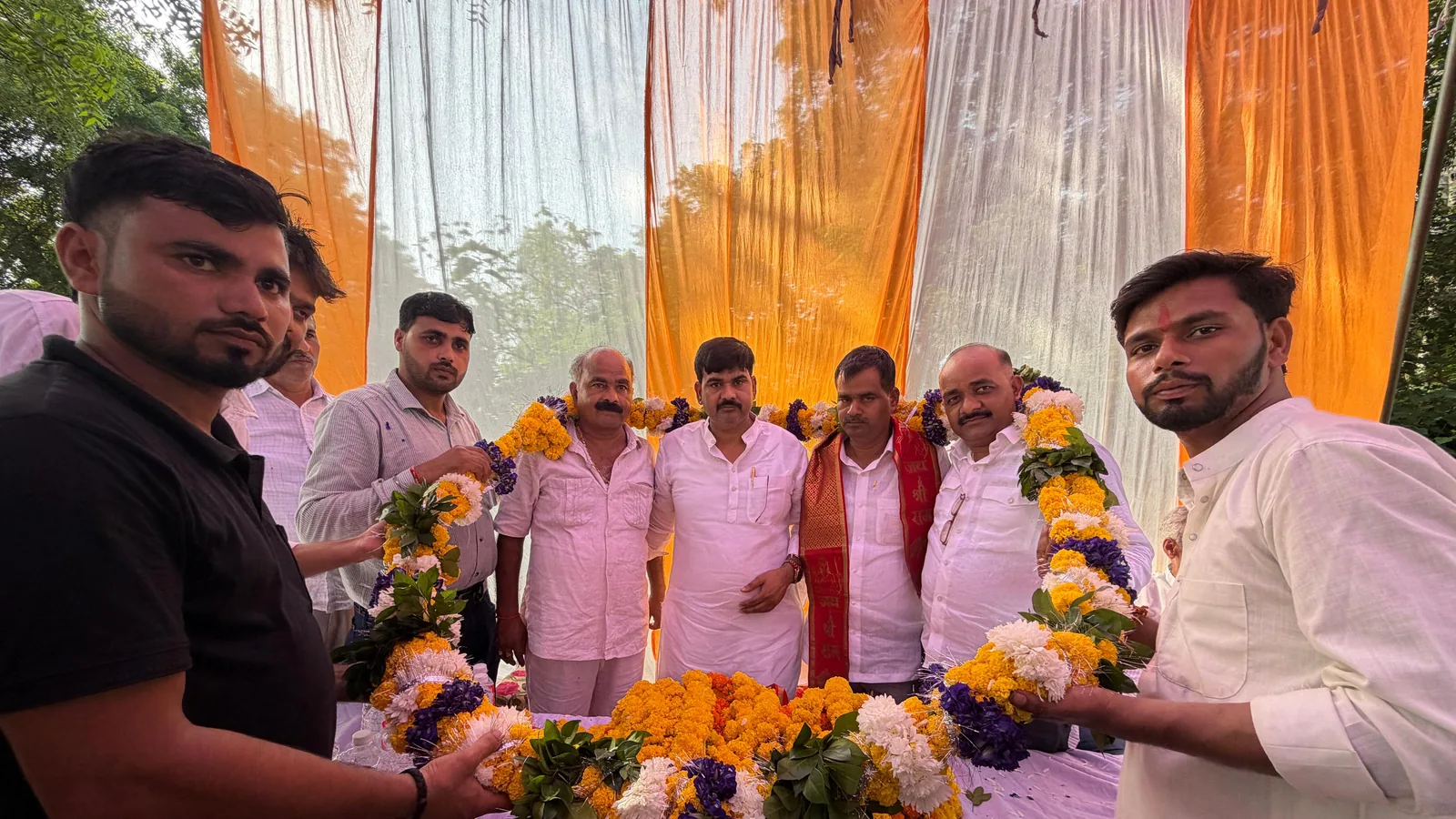 हरिरामपुरवा में ब्लॉक प्रमुख राजेश शुक्ला का ग्रामीणों से संवाद, भाईचारे का संदेश