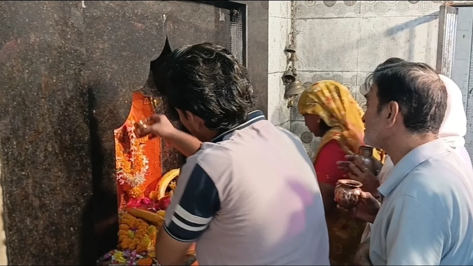 नवरात्रि के पहले दिन हाथरस के मंदिरों में उमड़ी श्रद्धालुओं की भीड़