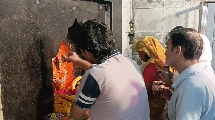 Devotees Flock to Hathras Temples on First Day of Sharadiya Navratri
