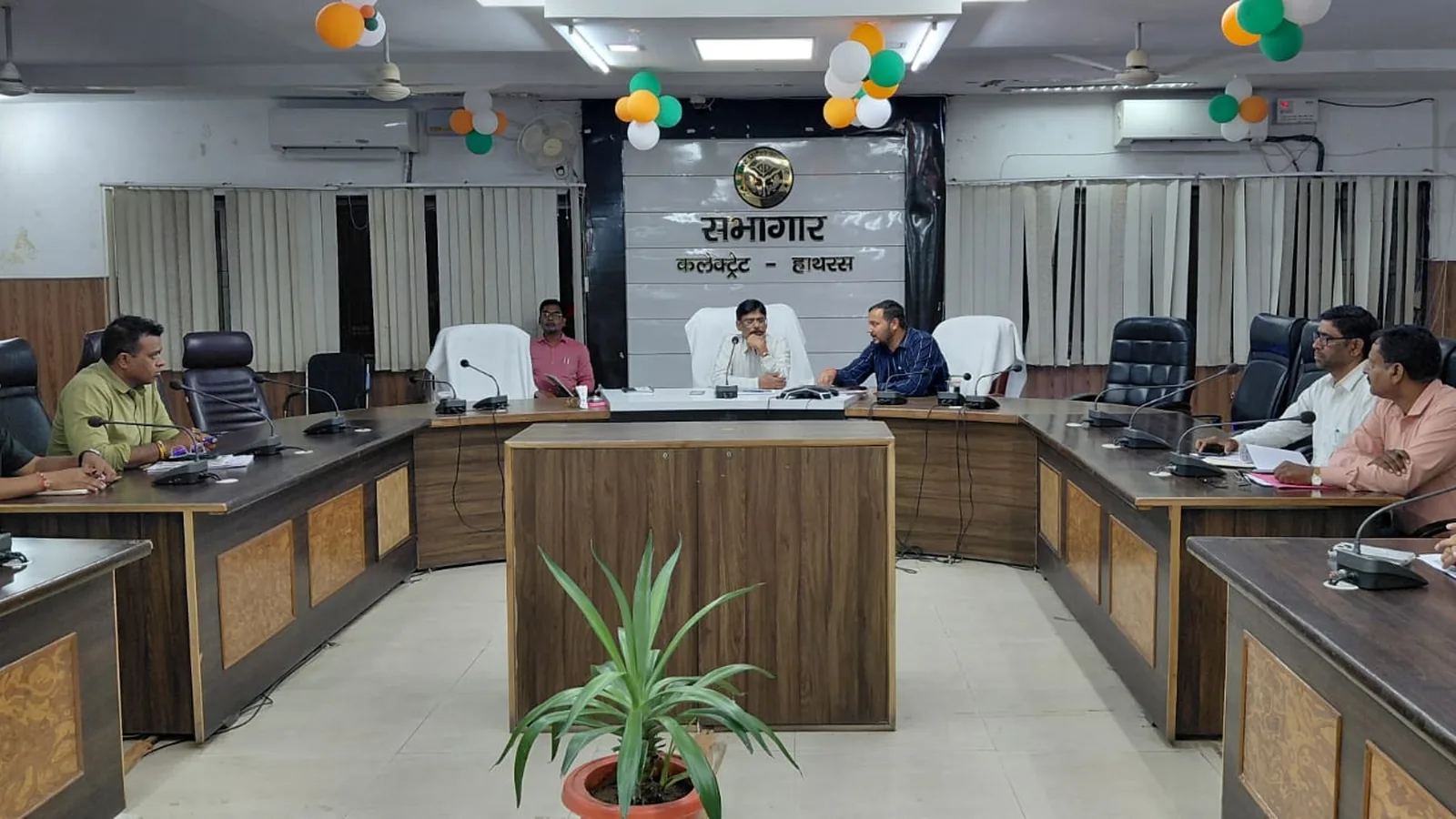हाथरस में 24 घंटे के भीतर राशन पहुंचाने के डीएम ने दिए निर्देश