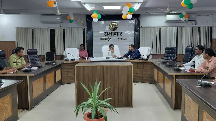 हाथरस में 24 घंटे के भीतर राशन पहुंचाने के डीएम ने दिए निर्देश