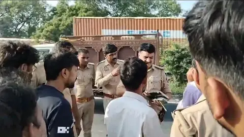 हाथरस में ट्रैक्टर पलटा, युवक की मौत; जाम पर ग्रामीणों से नोकझोंक