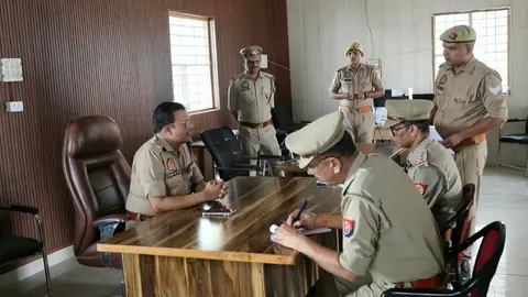Hathras SP Inspects Police Election Cell, Reviews Preparations for Upcoming Polls