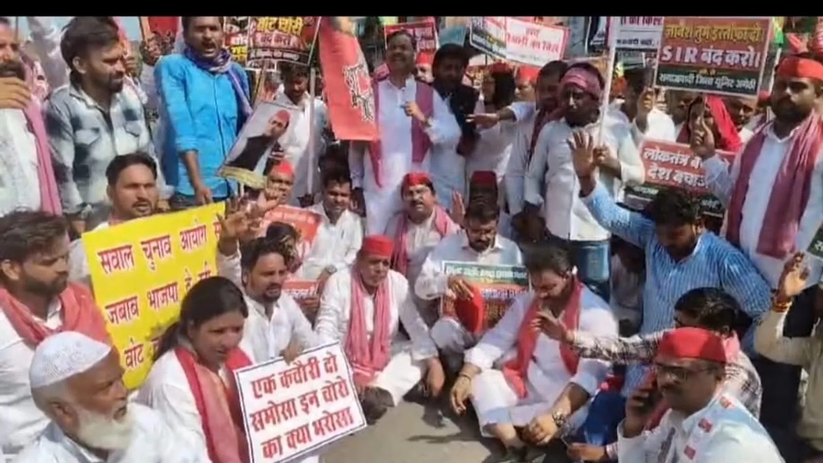 अमेठी में सपा का चुनाव आयोग के खिलाफ प्रदर्शन, ‘वोट चोर’ के नारे