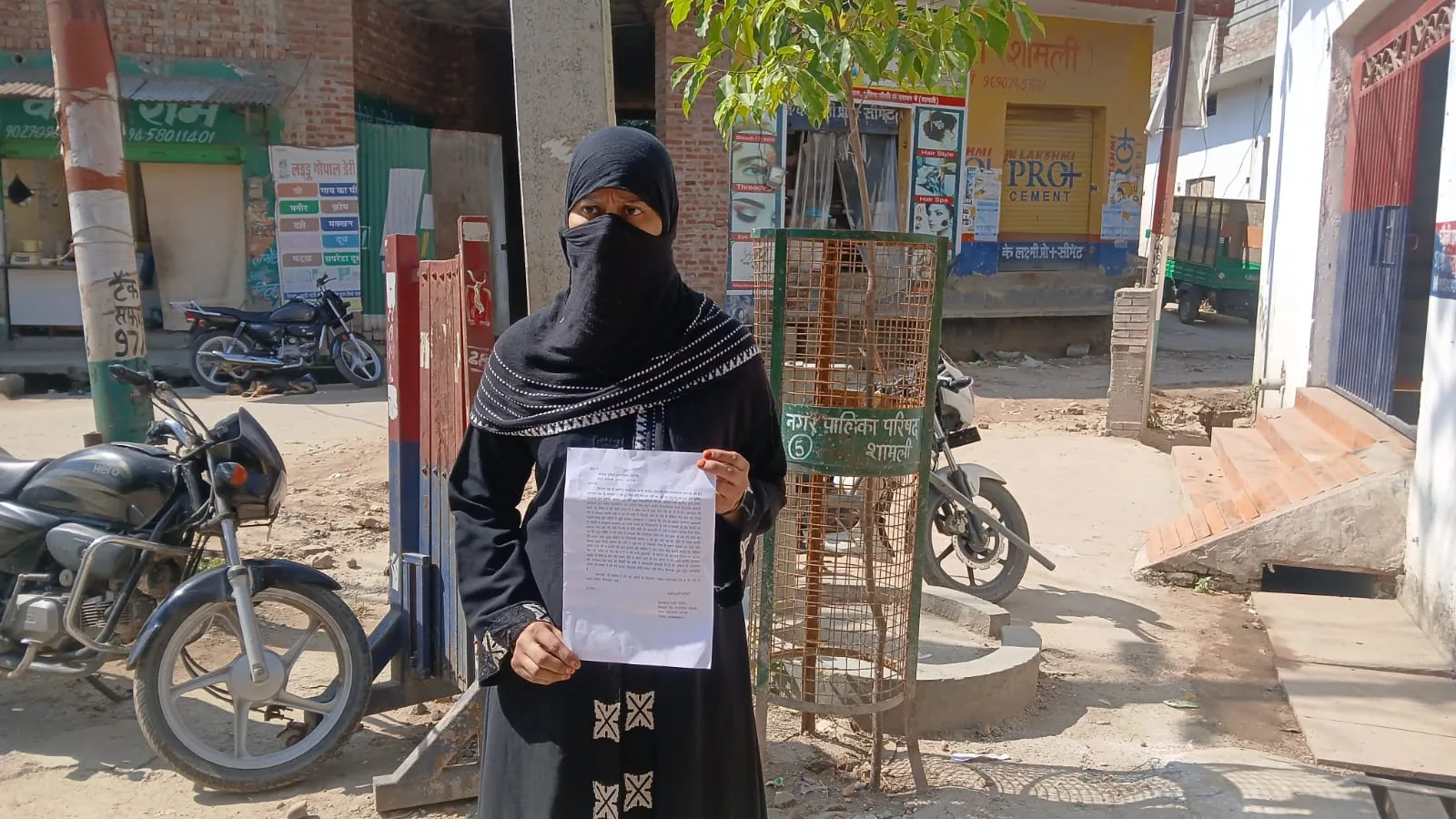 शामली महिला का रिश्तेदारों पर 15 लाख के जेवर ले जाने का आरोप