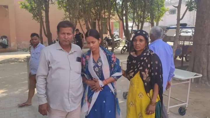Hathras Father Threatens Self-Immolation, Alleges Daughter Denied Treatment for Three Days