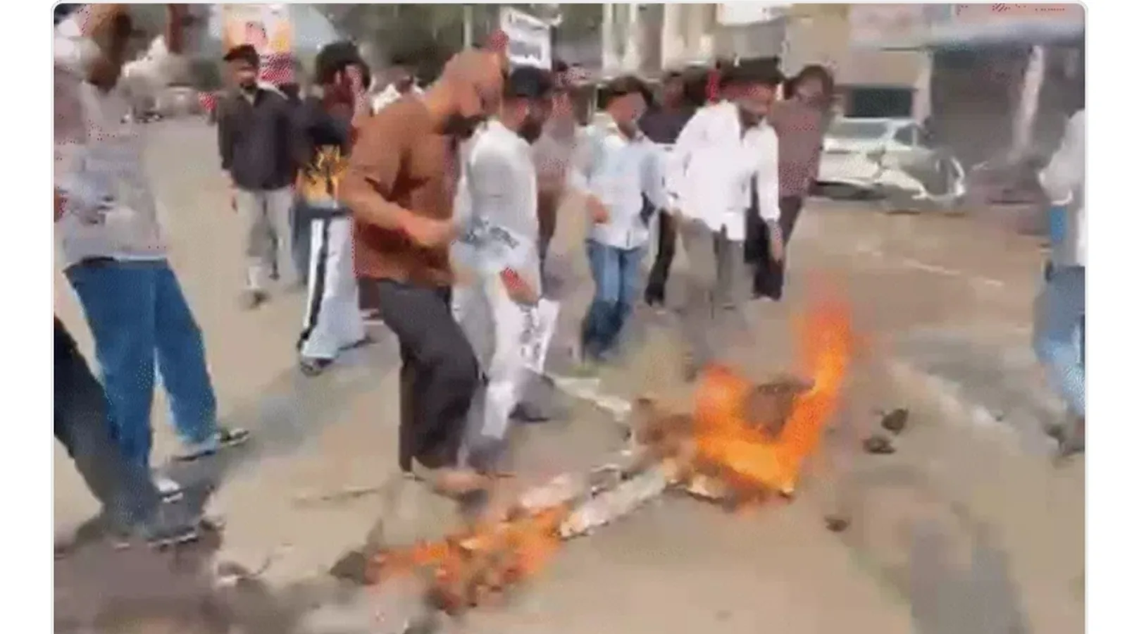वोट चोरी के आरोपों पर भोपाल में एनएसयूआई प्रदर्शन, आयुक्त का पुतला फूंका