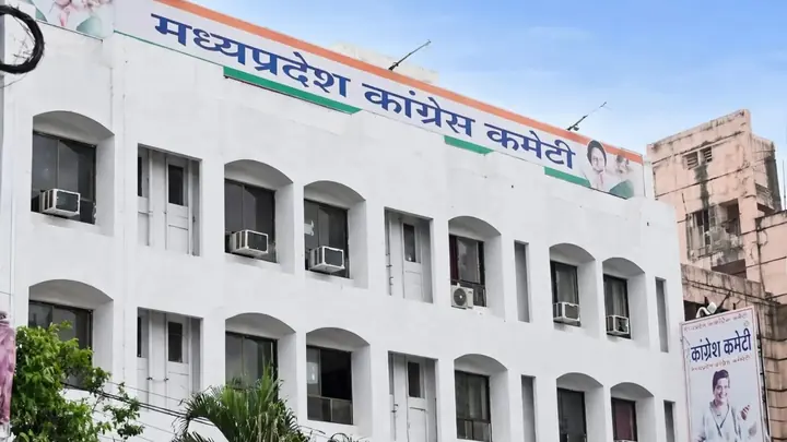 भोपाल स्थित मध्य प्रदेश कांग्रेस कमेटी का मुख्यालय, खबर के साथ दी गई तस्वीर