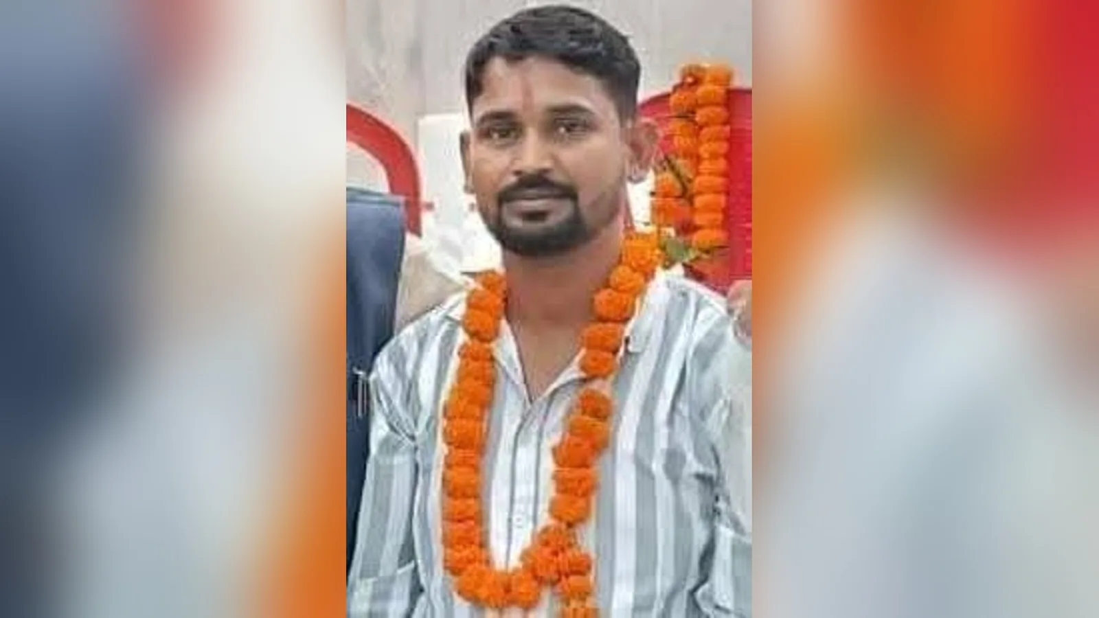 दी गई तस्वीर में फूलों की माला पहने अजय कुमार राजवर