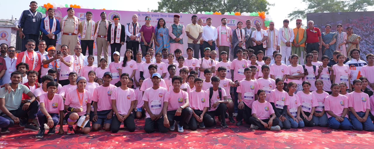 Participants and guests pose at the Satna Half Marathon