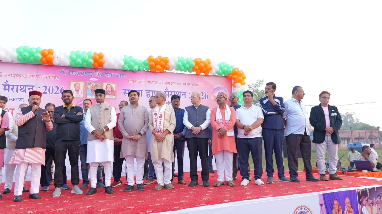 सतना हाफ मैराथन 2026 के मंच पर संबोधित करते अतिथि
