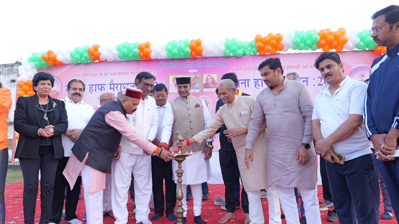 सतना हाफ मैराथन के उद्घाटन पर दीप प्रज्वलन समारोह