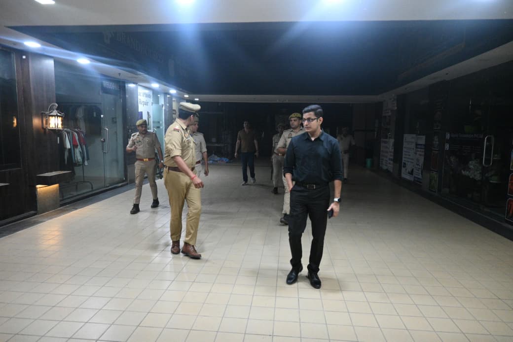 Police personnel and a man in a shopping corridor