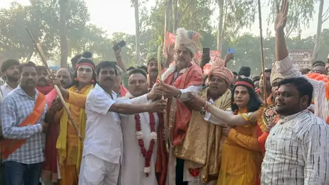 जहांगीराबाद के रामलीला आयोजन में धनुष पकड़े प्रतिभागी और वेशभूषा में कलाकार