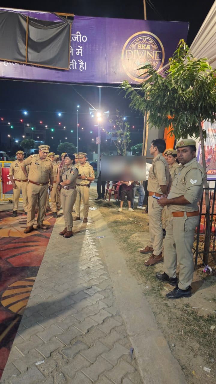 प्रवेश क्षेत्र में खड़े पुलिसकर्मी और तस्वीर में पहले से मौजूद धुंधला भाग