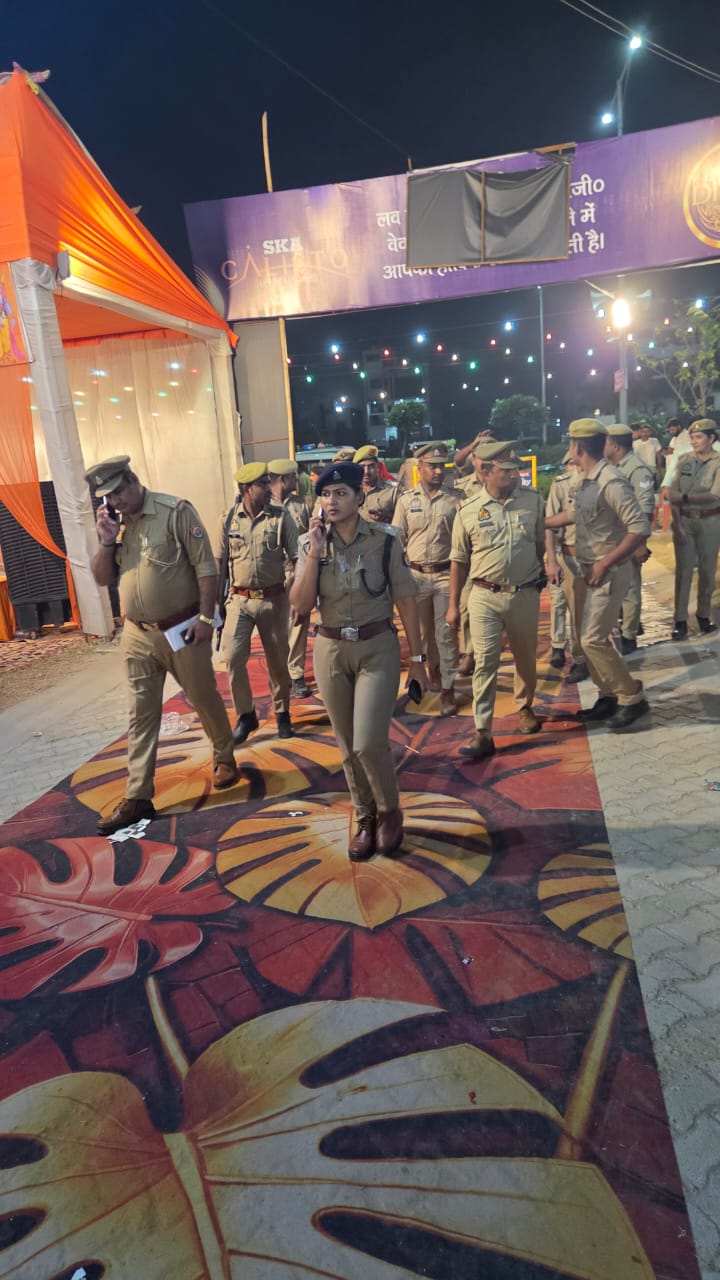 रंगीन कालीन वाले प्रवेश मार्ग पर पैदल चलती पुलिस टीम