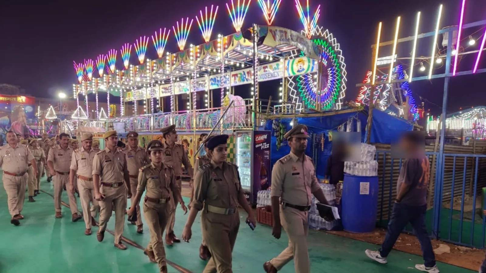 गाजियाबाद में रामलीला मैदान में एसीपी उपासना पांडे के नेतृत्व में पुलिस टीम का भ्रमण