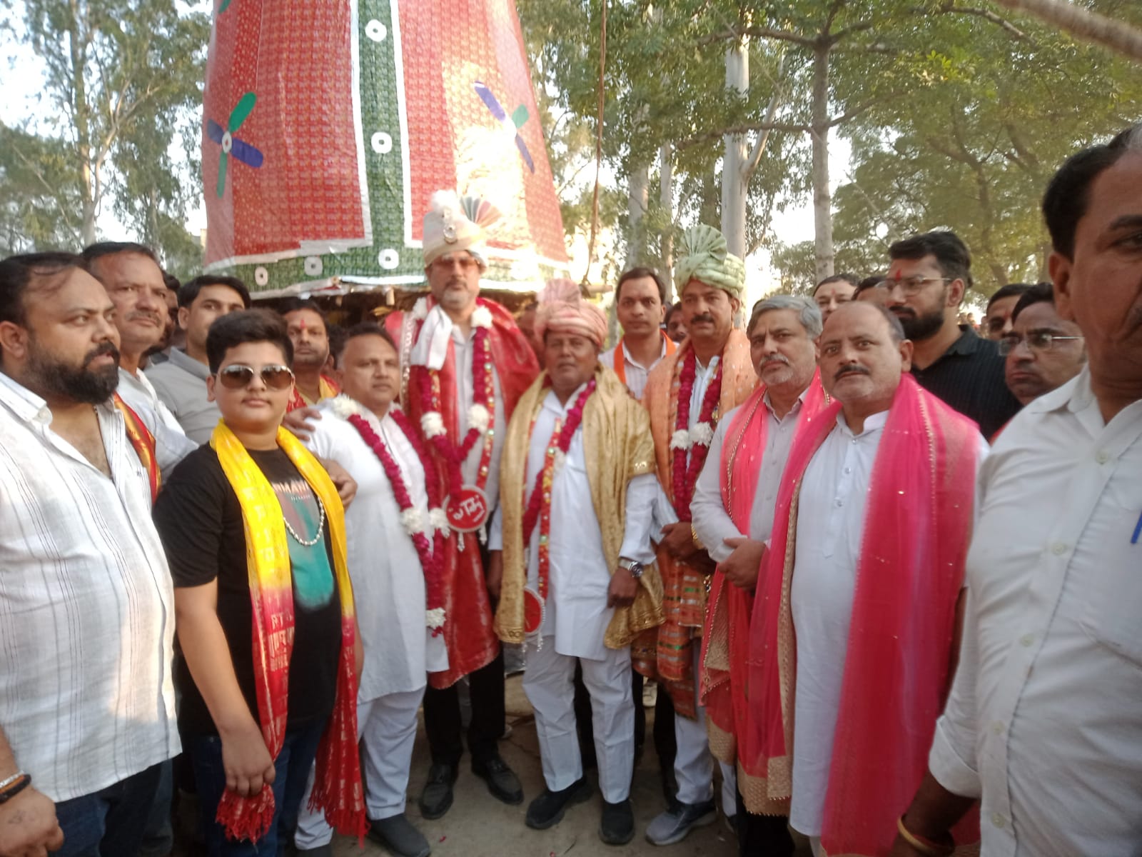 Group photograph of participants wearing ceremonial turbans, shawls and flower garlands at the Ramlila event